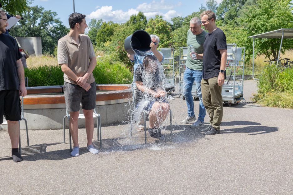 Eine Lernende wird von einer Berufsbildnerin gegautscht