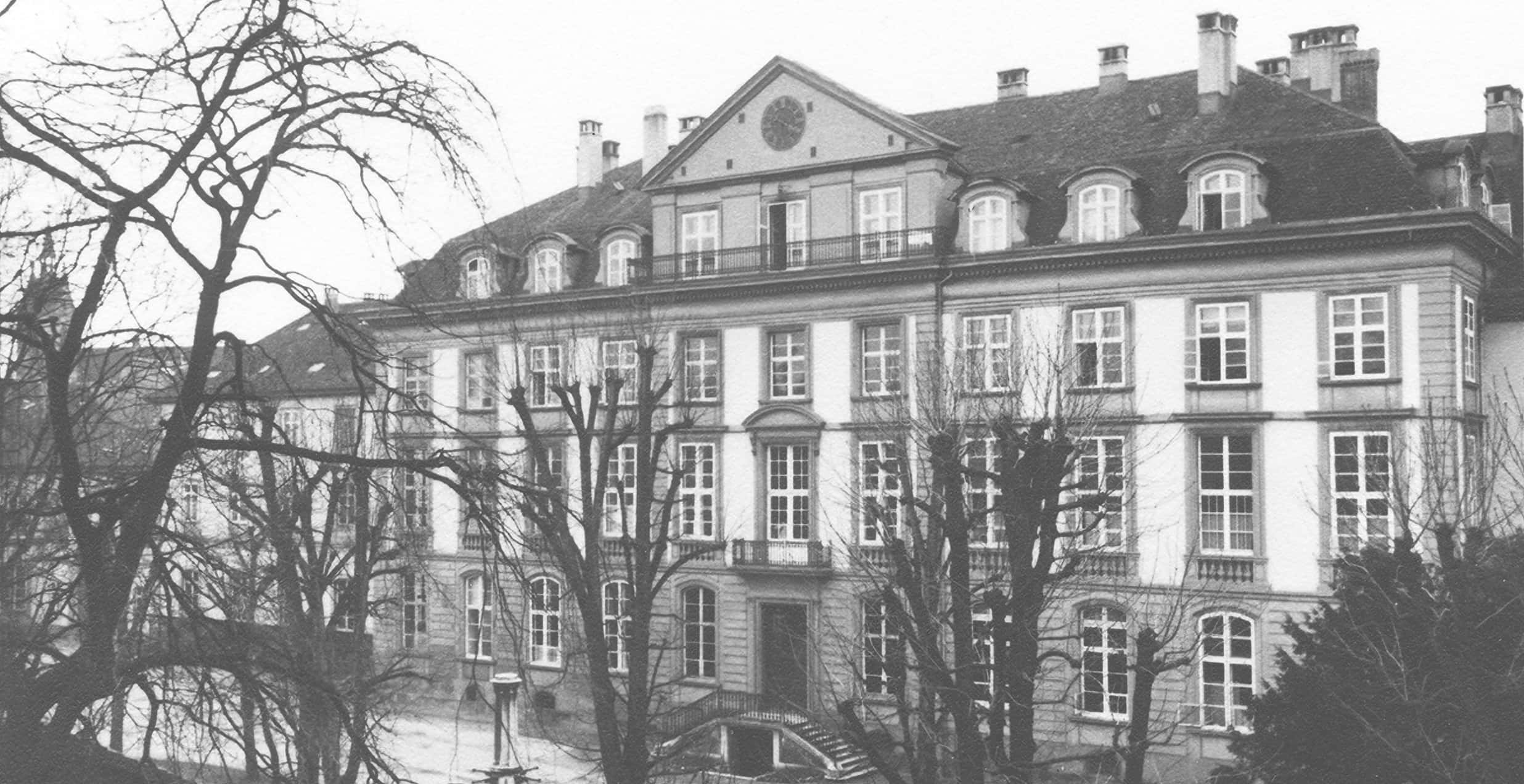 schwarz-weiss Bild der psychiatrischen Klinik, Gebäude aus dem 19. Jahrhundert<br/>